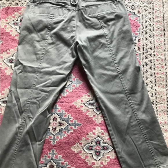 Uniqlo grey capri pants - Picture 2 of 3
